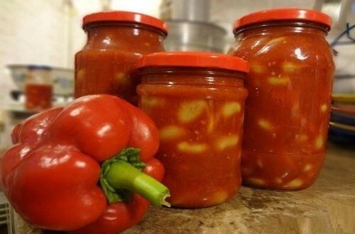 
На этой страничке представляем вашему вниманию несколько вариантов лечо из перца и помидоров на зиму, лучшие рецепты которых привлекут вас своей простой приготовления. Но вкус каждого просто восхитителен. С помидорами и перцем не так уж много хлопот, поэтому лечо из них относится к разряду простейших в приготовлении. Если раньше сезоны купорки проходили мимо вас, а теперь появилось желание и возможность заготавливать овощи на зиму, смело начинайте с этих вариаций лечо. Рецепты под силу начинающим кулинарам, а опытным хозяйкам, которые уже наверняка не раз закрывали лечо по классическим рецептам, советуем внести немного разнообразия. А вообще, приготовление этой овощной закуски настолько творческий процесс, что можете предложенные рецепты брать за основу и дополнять их своими компонентами (приправы, специи, свежая зелень).