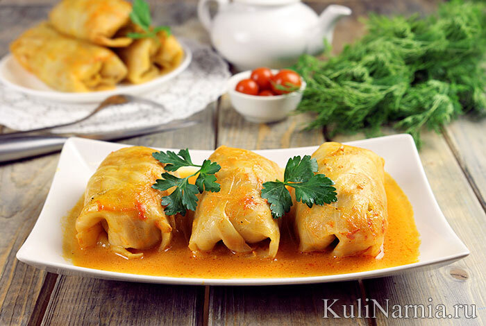 Классические голубцы с мясом и рисом — любимое многими блюдо. Сочетание сочного фарша, мягких капустных листьев и насыщенного томатно-сметанного соуса — неимоверно вкусно и сытно! Однако в приготовлении этого популярного блюда есть некоторые моменты, которые следует учитывать для достижения идеального результата. Это и варка капусты, и правильно подготовленная начинка, и формирование голубцов. В нашей пошаговой инструкции рассмотрим детально все этапы.