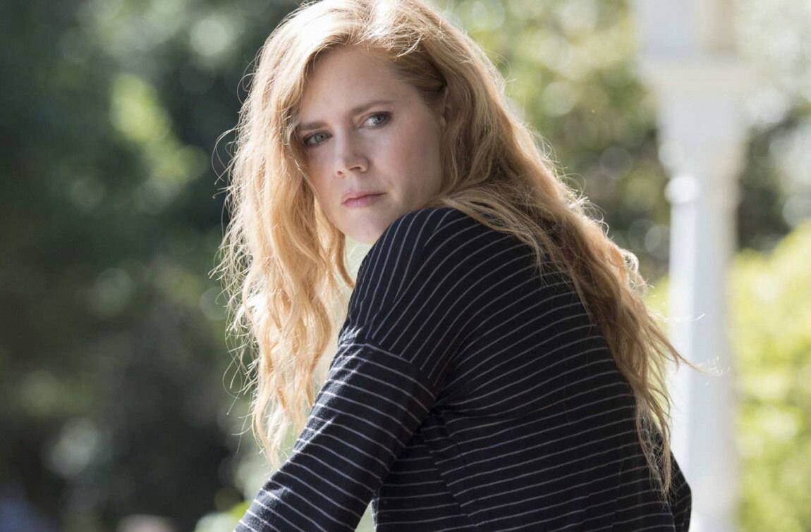 Эми Адамс в сериале "Острые предметы". Её игра - одна из главных причин выделить время на просмотр сериала.