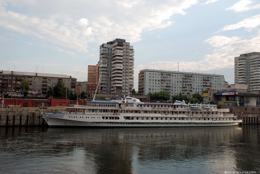  
Пассажирскими перевозками на Енисее занимается компания ПасажирРечТранс, оперирующая на сегодняшний день семью судами построенными в середине 50-х годов XX века. Правда на пассажирской линии работает всего 3-4, в зависимости от навигации, остальные используются в качестве гостиниц, и речного вокзала  в Красноярске.
Несмотря на достаточно солидный возраст теплоходы находятся в хорошем состоянии. Этому есть несколько причин. Короткая навигация ( с 1 июня по 15 октября), остальное время теплоход обслуживается в затоне, готовясь к новой навигации.  Суда находятся в федеральной собственности, учитывая значение транспортной линии - обслуживание судов дотируется из госбюджета. Кроме того, других пассажирских судов на Енисее просто нет, трудно представить себе жизнь многочисленных сел, поселков да и городов Севера без обслуживания теплоходами. Наконец, стоит отметить особое, бережное отношение самих енисейских речников, они влюблены в свою работу, в свои теплоходы.

01.
Самые известные енисейские теплоходы, - два брата близнеца, 588 проекта "В. Чкалов" и "А.Матросов". Оба судна построены в Германии в 1954 году,  в том же году поступили на Енисей, и с 1954 года работают на линии Красноярск-Дудинка, с некоторыми вариациями (Красноярск -Диксон например). Из всех енисейских судов на сегодняшний день - эти самые большие, самые удобные, и наверное самые комфортные. 

