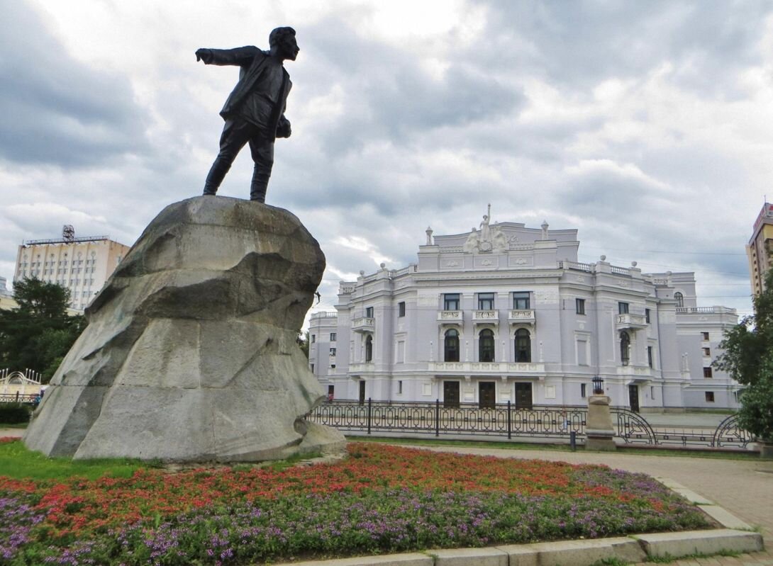 Екатеринбург назван. Памятник Свердлову ЕКБ. Памятник Якову Свердлову. Памятник Свердлову в Свердловске. Памятник у оперного театра Екатеринбург.