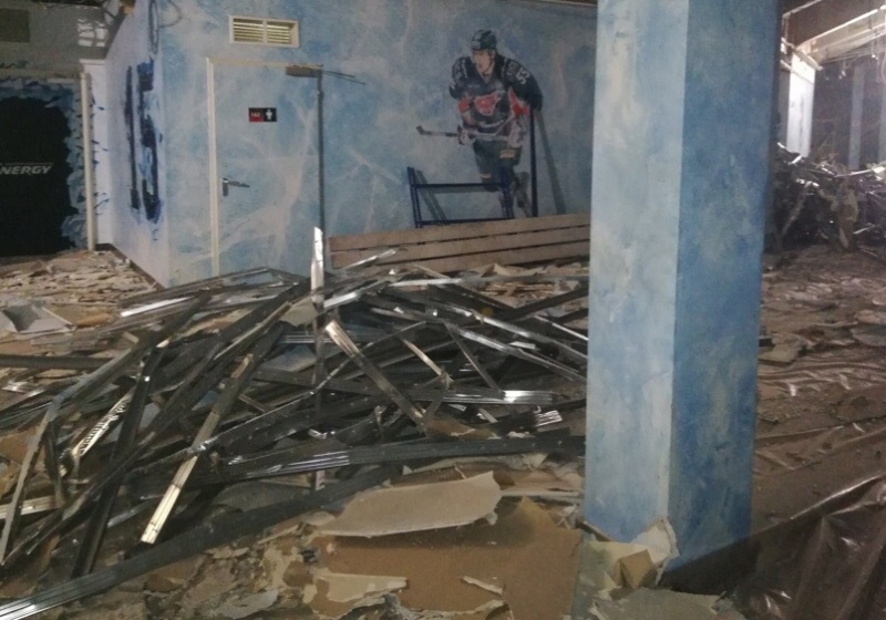 Разваливающаяся "Арена-Омск", построенная в 2007г. за 150 млн.долл.