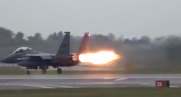 Помпаж правого двигателя F-15