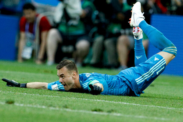  Сборная России теперь точно осталась без Игоря Акинфеева. Вратарь, пропустивший сентябрьские матчи команды из-за медобследования, объявил о завершении международной карьеры. Проведя выдающийся чемпионат мира, 32-летний капитан уходит национальным любимцем.  