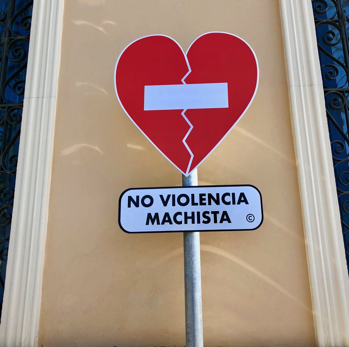 Знак в Малаге "Нет мужскому насилию" 