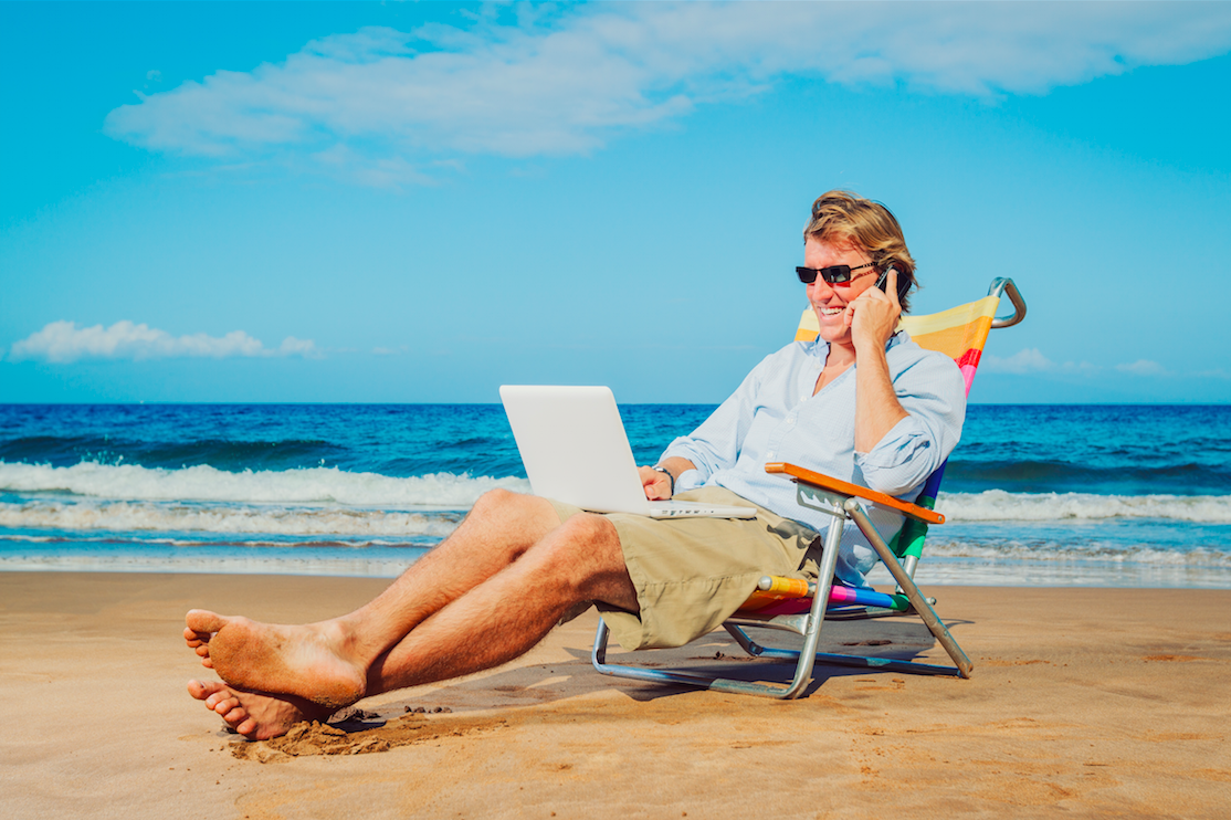 I working beach. Человек на лежаке. Мужчина на шезлонге. Мужчина на лежаке. Человек на лежаке на пляже.