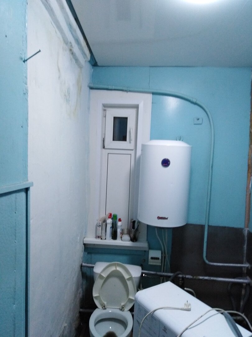 До ремонта (сделан только потолок)