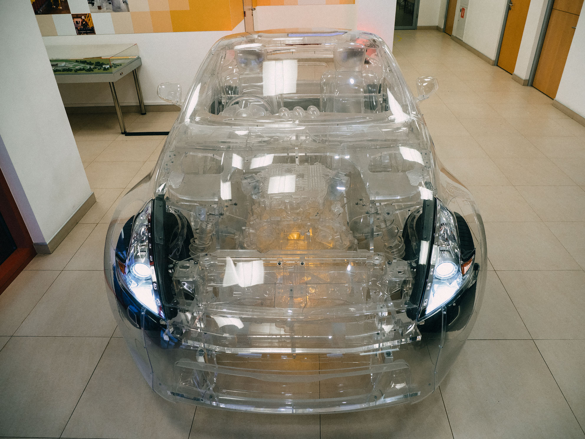 Прозрачный спорткар Nissan 370Z из ролика Shell
