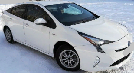 
Сам автомобиль выше всяких похвал, экономичный, удобный, вместительный и т.д. Не так давно пришло время менять АКБ, купил поставил и забыл. Недавно месяц спустя после замены АКБ, с утра машина не завелась- замёрзла, это при новом то АКБ. Я в магазин где его покупал, там разводят руками и все в недоумении,проверили- разряжен. 
Поехал в Тойота-центр, там мне разъяснили, что машина оснащена системой "Старт/Стоп"  ( функция глушит двигатель при торможении на светофорах и остановках в пробках и т.д. ), а вся электроника аудио/ видео, свет, продолжают питаться от АКБ.
Оказалось требуется не традиционный, а специальный  АКБ который выдержит многократные циклы разрядки-зарядки. Такой АКБ отличается от обычного толстыми свинцовыми пластинами, при этом положительные пластины подвергаются волоконному пакетированию, что предотвращает их осыпание.
На коробке и на корпусе АКБ стоит значок обозначения: "EFB" (Enhanced Flooded Battery) "Start&Stop" . Такие батареи не теряют ёмкости после глубоких разрядов ( не боятся длительного разряда), и заряжаются намного быстрее. Стоимость в полтора раза выше , чем у обычных АКБ, но того требуют ТУ (тех. условия). 
В магазине заменили АКБ с доплатой разницы по гарантии, сославшись на невнимательность менеджера, не обратившего внимания на специфику авто. 
АКБ с алгоритмом системы "Start&Stop" и технологией "EFB" то, что надо для ГИБРИДА.
Осведомлён, значит вооружён.