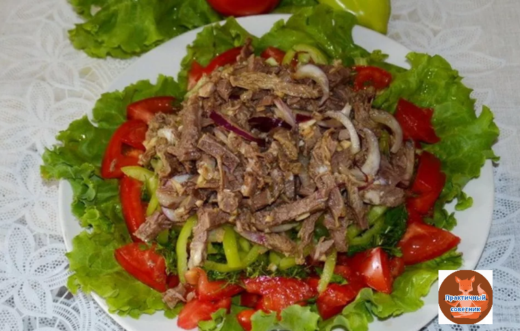 Салат из мяса с зеленью и помидорами черри