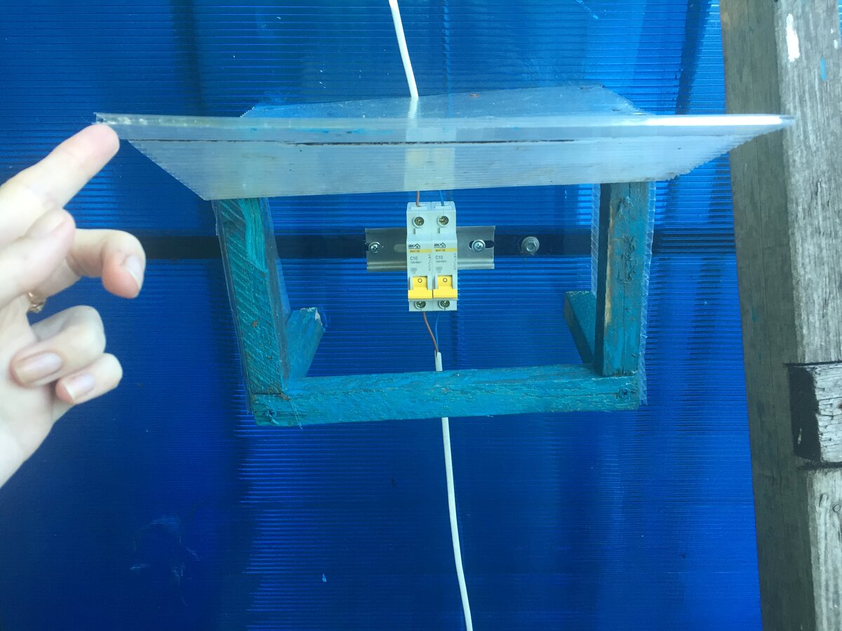 Помимо розетки вот такая прибамбасина (не знаю названия)