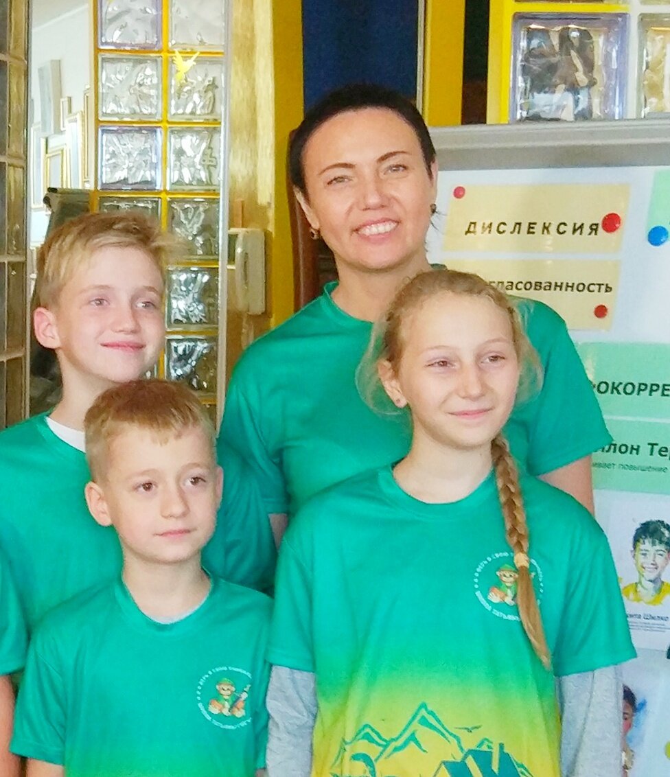 Татьяна Гогуадзе со своими учениками в фирменных школьных футболках Школы Татьяны Гогуадзе для дислексиков всех возрастов. Даже футболок достаточно, чтобы детям с трудностями в обучении идентифицировать себя как школьников, которые могут научиться вслух читать, да и грамотно писать.