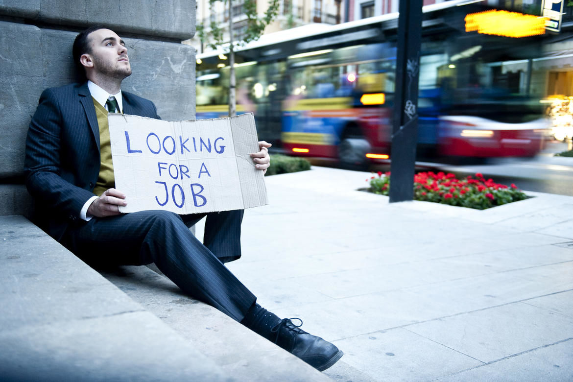 Безработица. Безработный человек. Картина безработица. Фото безработных людей.