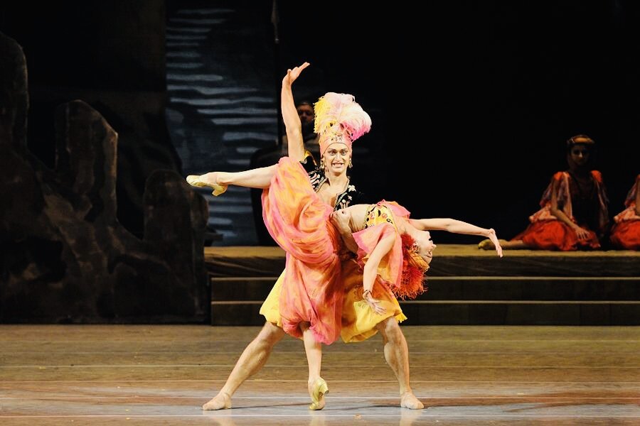 Балет раймонда мариинский театр. Раймонда балет петипа. Балет раймонда краткое содержание мариинский. Балет раймонда глазунова. Балет раймонда краткое содержание мариинский.