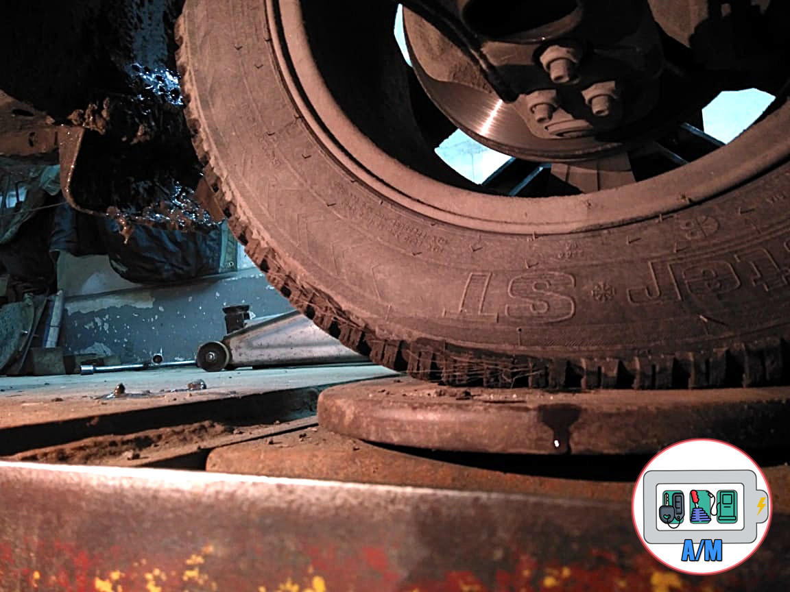 На фото не очень хорошо видно, но там шишка с внутренней стороны колеса