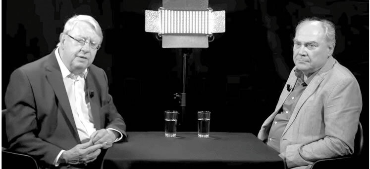    Ганс Хилен — политик и журналист.  Депутат от Партии христианских демократов Голландского парламента в  1990–2007. В 2010–2012 был министром обороны. 
Карел ван Волферен — журналист, писатель, давний автор газеты «Слово».