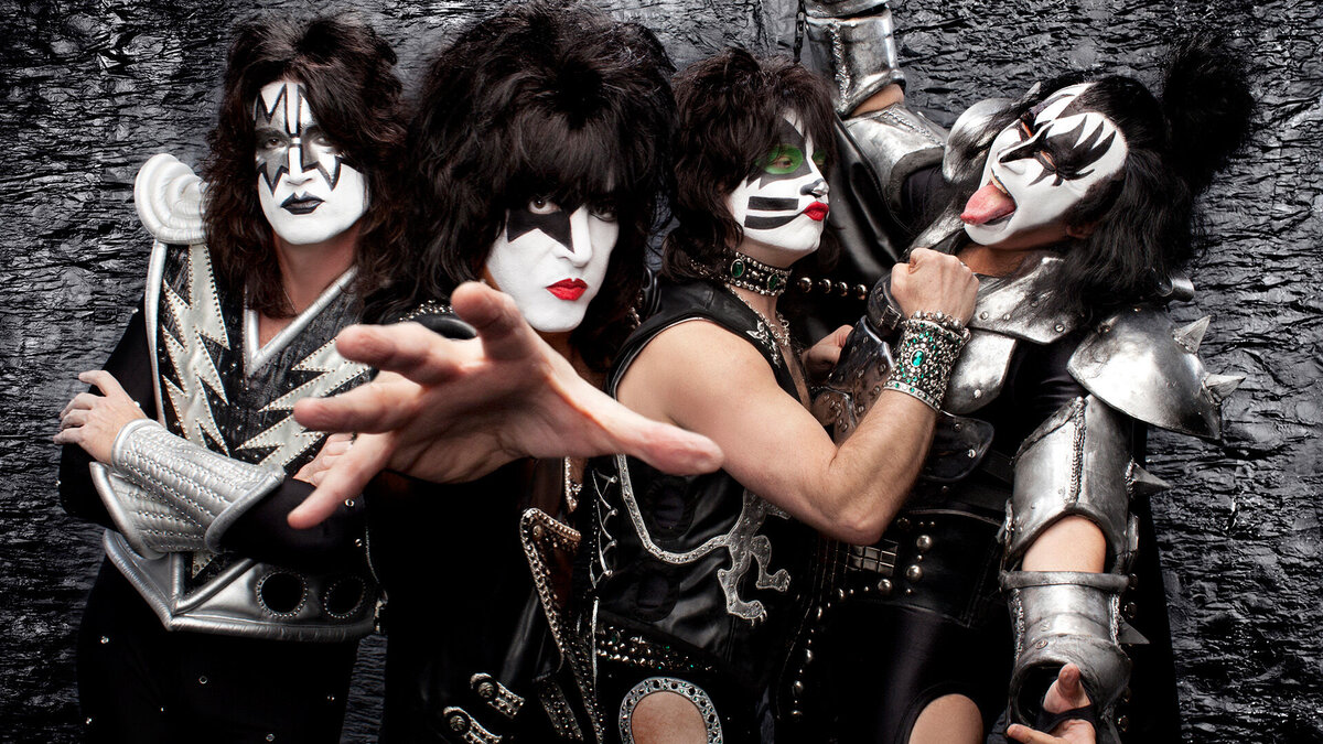 Джин симмонс кисс. Джин симмонс кисс. Глэм рок группа kiss. Мотли крю и оззи. Глэм рок группа kiss.