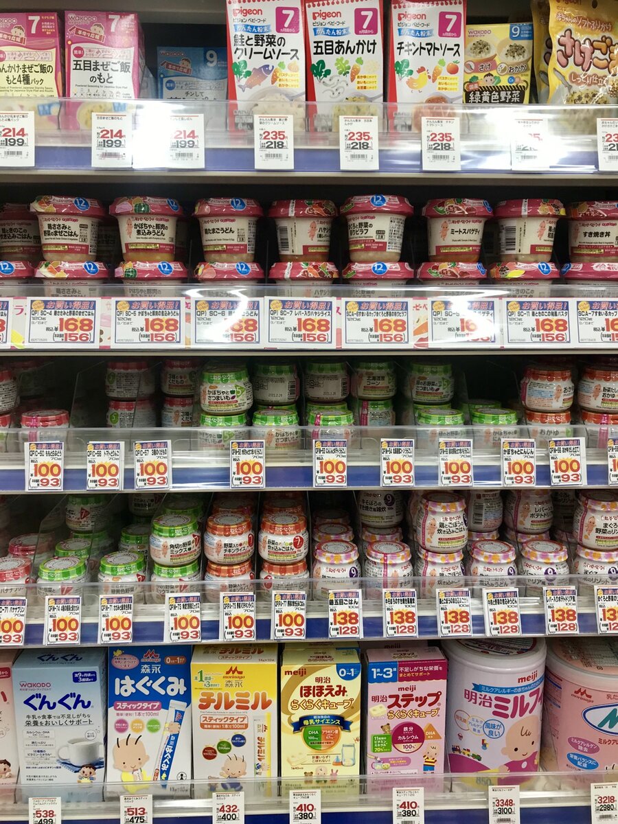 Отдел с детским питанием. Цены в йенах