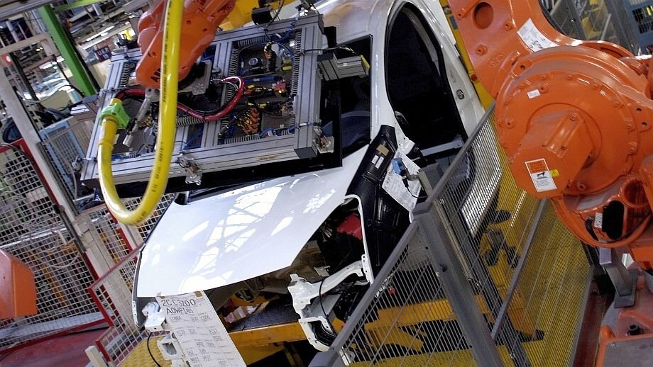 Сборка стекла на заводах осуществляется роботами