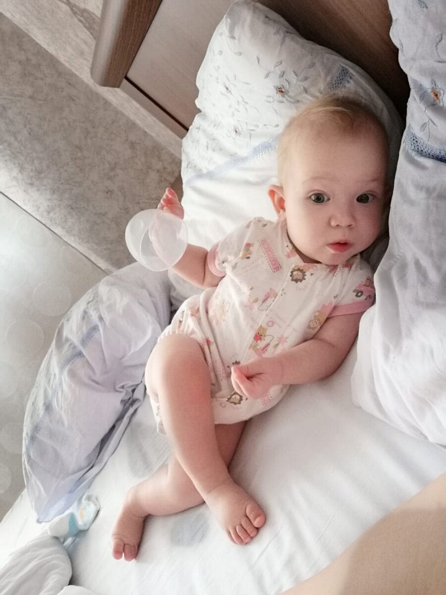 Иногда Таисия спит вместе с мамой.  И самое удивительное - так она спит дольше!  