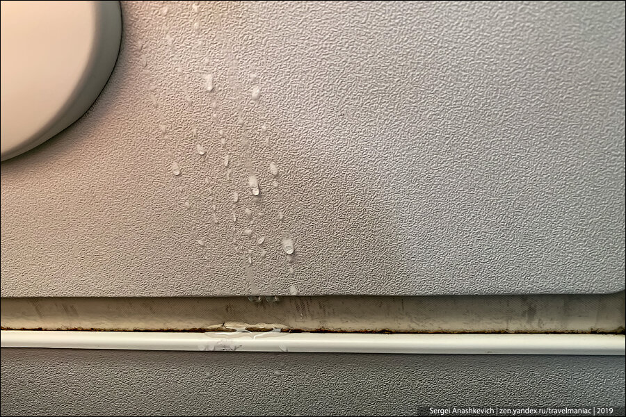 Стоит ли паниковать, если в самолете течет из окна?