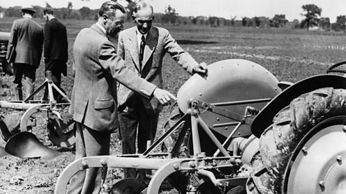   В 1938 году после почти двух десятилетий с момента попытки Генри Форда по использованию системы Фергюсона на тракторах массового производства Ford, Форд убедил  Фергюсона на сотрудничество. Результатом сотрудничества этих двух людей стал трактор Ford модель 9N. 1939 год для тракторов N-серии стал большим успехом компании Ford. В 1947 году компания Ford перешла под руководство Генри Форда II и продолжала производство тракторов без участия Фергюсона. Сам  Фергюсон начал производство с другой компанией (Ferguson Tractor, который вошел в Massey-Harris в 1959 году). Форд в конце концов судился с Фергюсоном за более чем $ 9 млн, но это судебная тяжба стала началом конца для исключительного контроля прав Фергюсона над его системой трехточечной навески.