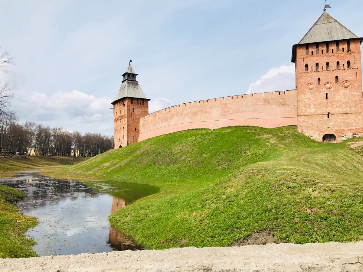 Город на холме какой город. Новгородский Кремль. Новгородский Кремль река. Город на Холме. Город на холмах в России.