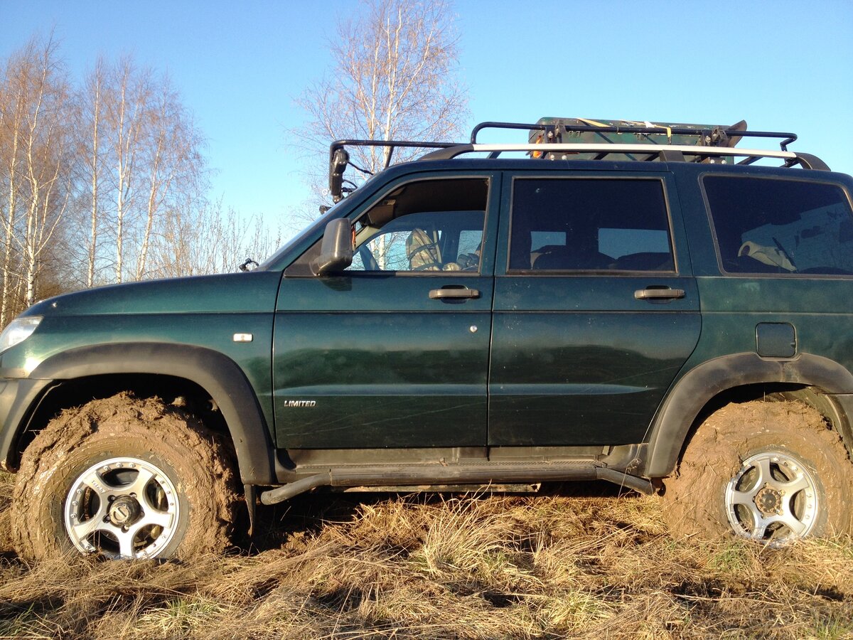 Везде уже почти сушь, но на поле глина сковала машину.