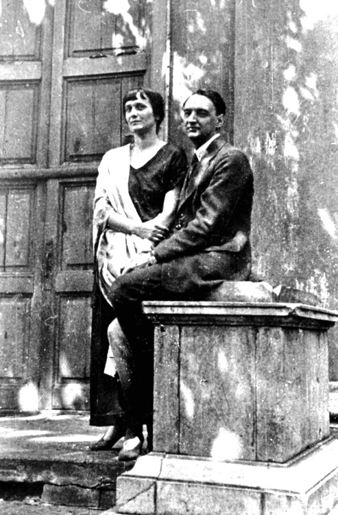 Анна Ахматова и Николай Пунин во дворе Фонтанного дома. Фотография Павла Лукницкого. Ленинград, 1927 год