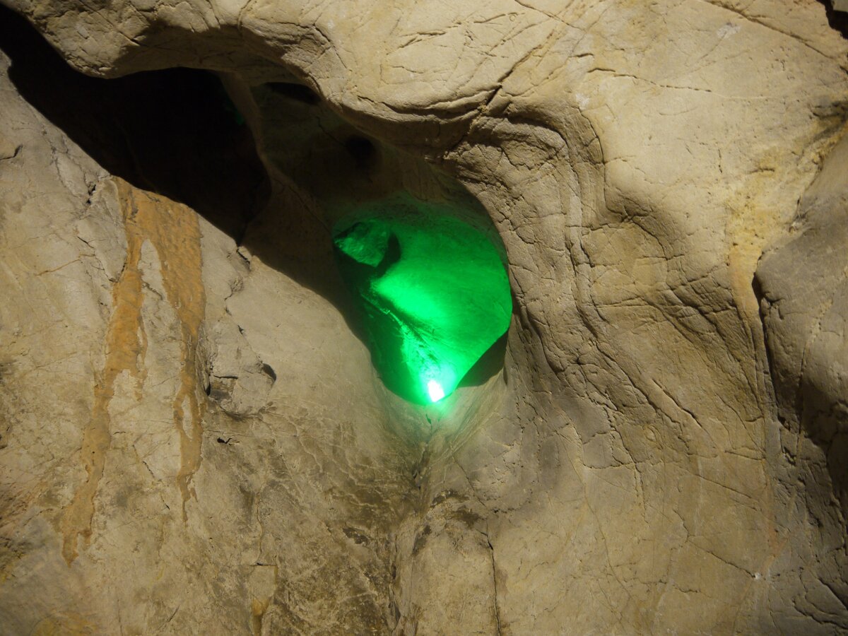 Цветные огни создают в пещере Чючелер волшебную атмосферу