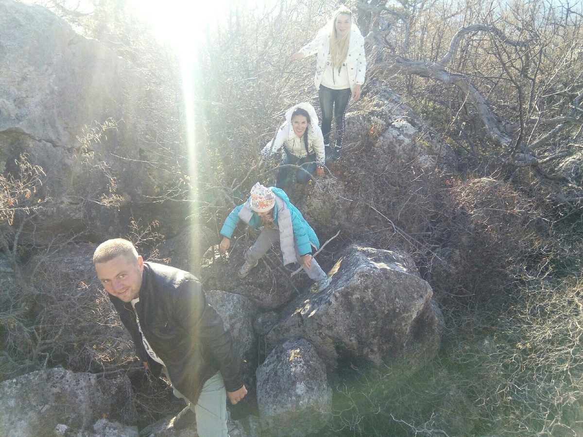 Через колючки и валуны наверх...Они еще не знают что будет дальше............ха...ха...ха...ЖАЛКИЕ ЛЮДИШКИ)))))))