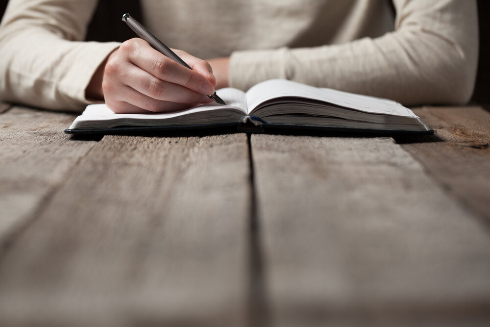 Картинка писатель пишет книгу