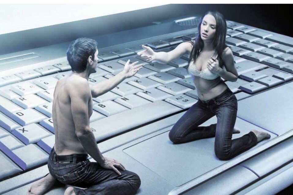 Если бы вы знали, сколько людей в канун праздников проводят время в Интернете! Они путешествуют по его страницам в поиске любви или отношений. Общение в Сети, конечно, существует. Но вот есть ли там отношения? Вы познакомились с интересным человеком, кажется, что у вас много общего. Вы общаетесь все чаще и чаще, и вот уже не можете и дня прожить без «сеанса связи». В его образе вы находите все больше черт, близких вам. И вот вы уже чувствуете, что влюбились, что это – ваша «половинка». Но настоящие отношения предполагают возможность общения в первую очередь личного, а также по телефону и в Интернете. А если люди живут во многих километрах друг от друга, то общение, как правило, происходит лишь через один канал. Возникает интересный феномен: человек будто бы общается с самим собой. Иначе говоря, он приписывает приятному собеседнику свои черты или же черты сложившегося образа «идеального партнера». А здесь уже недалеко до влюбленности. На самом деле этой похожести может и не быть вообще. Порой люди, считавшие себя «родственными душами», разочаровываются, встретившись друг с другом в реальной жизни, и не желают поддерживать отношения. Итак, топ-пятерка основных проблем интернет-знакомств.

1. ПРИУКРАШИВАНИЕ СВОЕГО ОБРАЗА Нас же никто не увидит, если мы сами не захотим, верно? Поэтому человек, нацеленный на знакомство и покорение партнера, скорее всего, пустится на самую безобидную из уловок, – приукрасить собственный образ. Так, курьер может назваться менеджером. Может добавить (убавить) себе несколько паспортных лет жизни и представиться блондинкой с большой грудью. Или же похвастаться, с кем из знаменитостей он лично знаком. В общем, рассказать о себе таком, каким он хочет быть, но не является. В той или иной мере оба партнера по общению приукрашают себя, стараясь подать в выгодном свете. Конечно, люди и в реальном общении позволяют себе представить действительность в более привлекательном виде, чем есть на самом деле. Но все же, когда вы спрятаны за ником Anakonda и аватаром с полуобнаженной нимфой, мало кто заподозрит, что по ту сторону экрана сидит скромная библиотекарша с пучком на голове.

