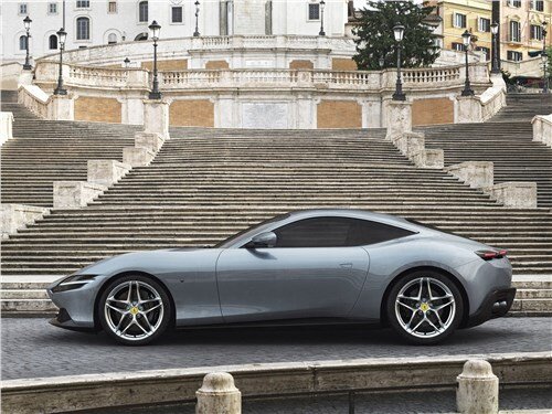 FERRARI ROMA (ФЕРРАРИ РОМА) Под конец 2019 года, производитель из Маранелло пополнил свою модельную линейку новой позицией, названной в честь итальянской столицы- Ferrari Roma. Презентация, ожидаемо, прошла на специальном мероприятии в Риме. Это уже далеко не первое географическое название, ранее были представлены California, America, Maranello и Modena. Новинка призвана занять довольно необычную нишу «бюджетных» спорткаров, её прямыми конкурентами видятся старшие версии Mercedes-Benz AMG GT и Aston-Martin Vanquish. Несмотря на такой статус, техническая начинка здесь самая свежая. Фактически, такие же агрегаты применяются в бензиновой части флагманского гибрида SF90, но в гораздо более форсированном варианте. Силуэт автомобиля перекликается с моделями 60х-70х годов, благодаря классической компоновке платформы. Кузов получил плавные обводы и практически полное отсутствие аэродинамических элементов. Также стоит отметить винтажную решетку радиатора с пересекающимися вертикальными и горизонтальными ребрами. Салон отличается необычной для производителя концепцией. Центральный тоннель начинается у самого верха центральной консоли и ниспадает к подлокотнику, разделяя передние места. Также стоит отметить большую концентрацию всевозможных экранов. Перед глазами водителя располагается широкоформатная приборная панель, а по центру торпедо- вертикальный планшет. Он отвечает за управление климатической и развлекательной системами. Даже напротив пассажира имеется небольшой дисплей, дублирующий часть функций основного.