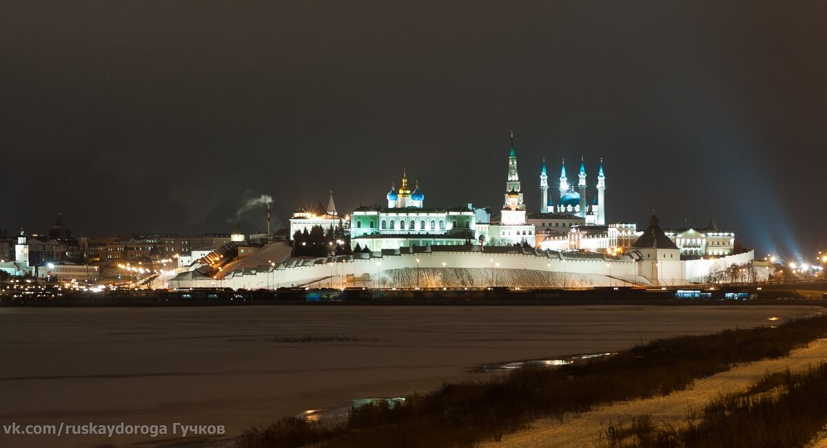 Казань на 14 дней. Казань ночь зима Кремль. Кремль Казани зимой ночью. Казанский Кремль ночью зимой. Кремль Нижегородский Казанский съезд зимой ночью.