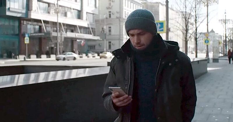Илья с айфоном оперативника Пети