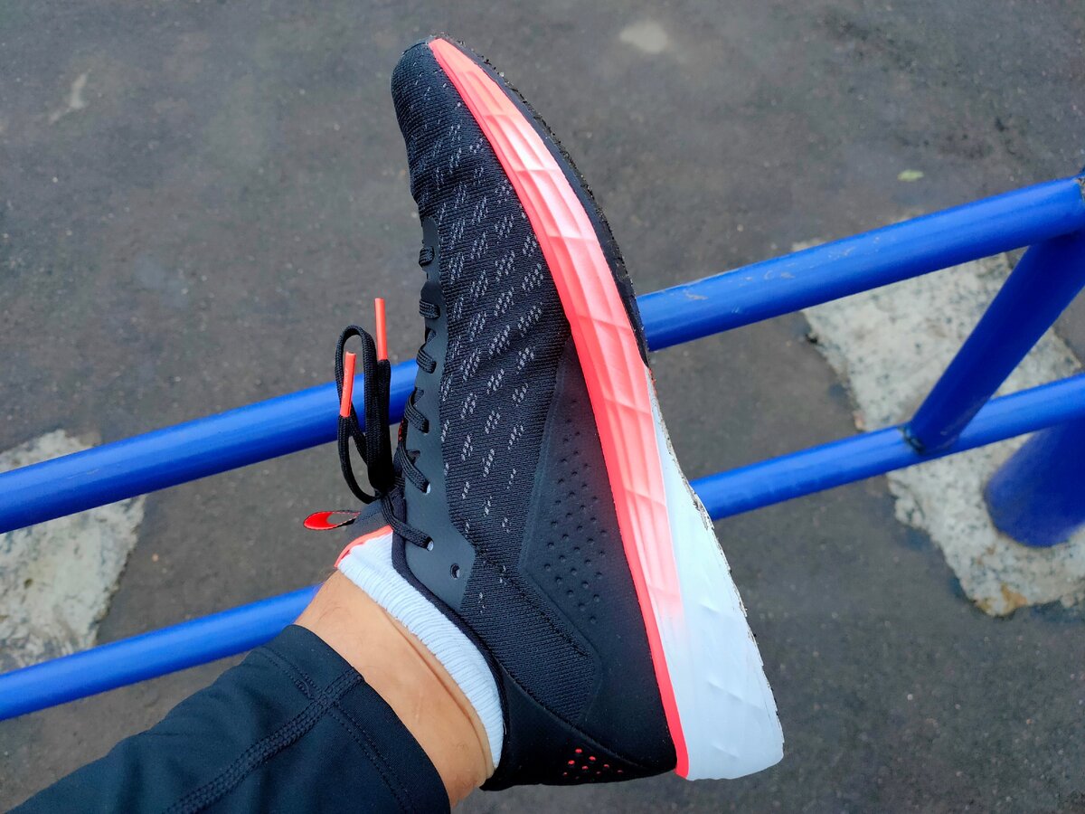 Подошва яркая и белая, не хочется выходить в дождь или после него. Страшно запачкать.