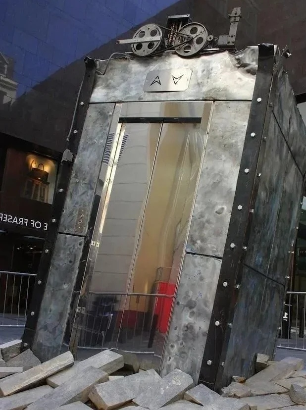 Кстати, двери лифта не могут открыться без самого лифта. Это басни!