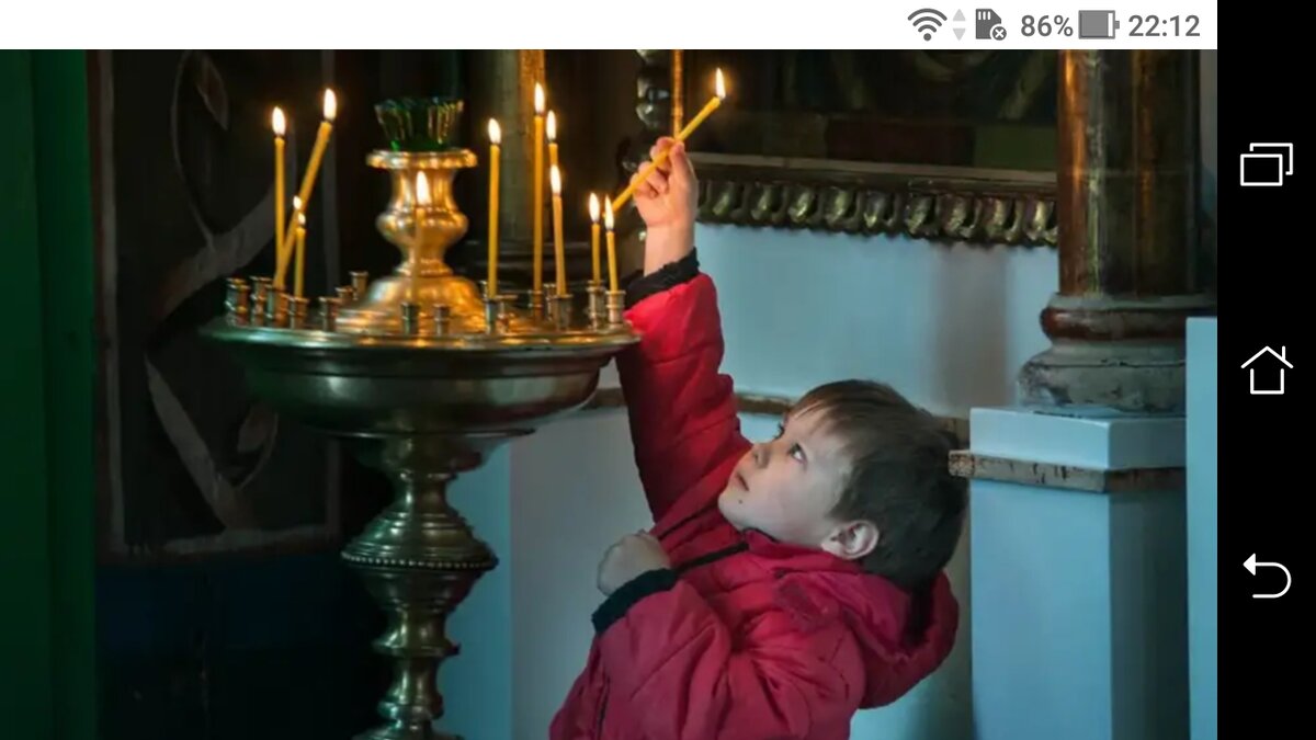 канун в церкви. дети на богослужении. ребенок со свечой в храме. пасхальная свеча в церкви. ребенку ставить свечку.