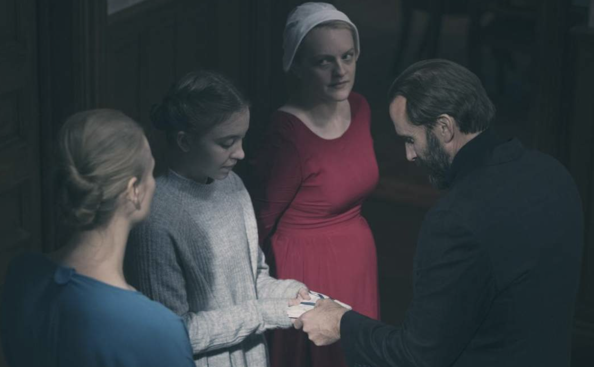 Эпизод из сериала "Рассказ служанки"