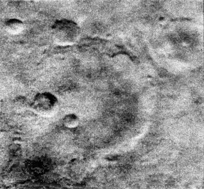 Самое высокое разрешение фотографий Mariner 4, на которых видна покрытая кратерами поверхность. 
