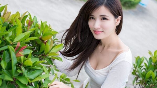 Еще с древних времен женщины Китая прибегали к использованию травяных эликсиров, отваров и масок для украшения лица и тела. Со временем эти ритуалы переросли в искусство, что дало начала такой науке, как косметология. Сейчас китайцы занимают одно из главных мест в развитии этой отрасли.