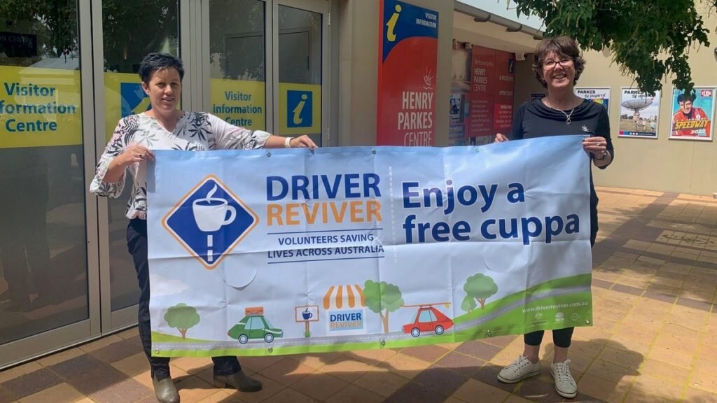 Баннер Driver Reviver в руках волонтеров. www.visitparkes.com.au