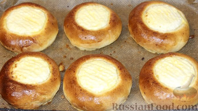 Румяные ватрушки с творогом