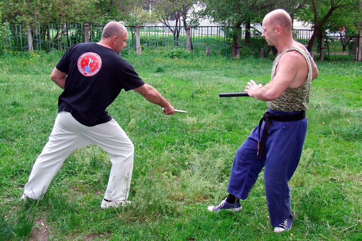 Лучший способ самозащиты. Тонфа техника боя. Упражнения с тонфа. Тонфа техника боя полиция.