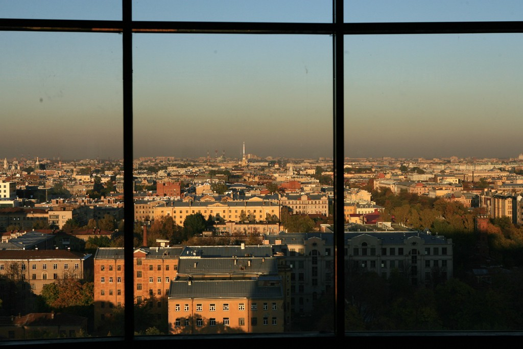 Вид из окна на город. Питер вид из окна. Вид за окном город. Вид из питерского окна.