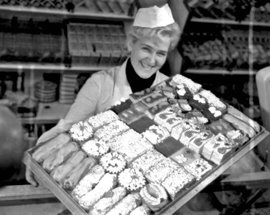 Лоток с советскими пирожными.