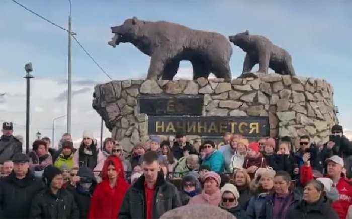 YouTube. Митинг впротив вакцинации и куаркодов на Камчатке