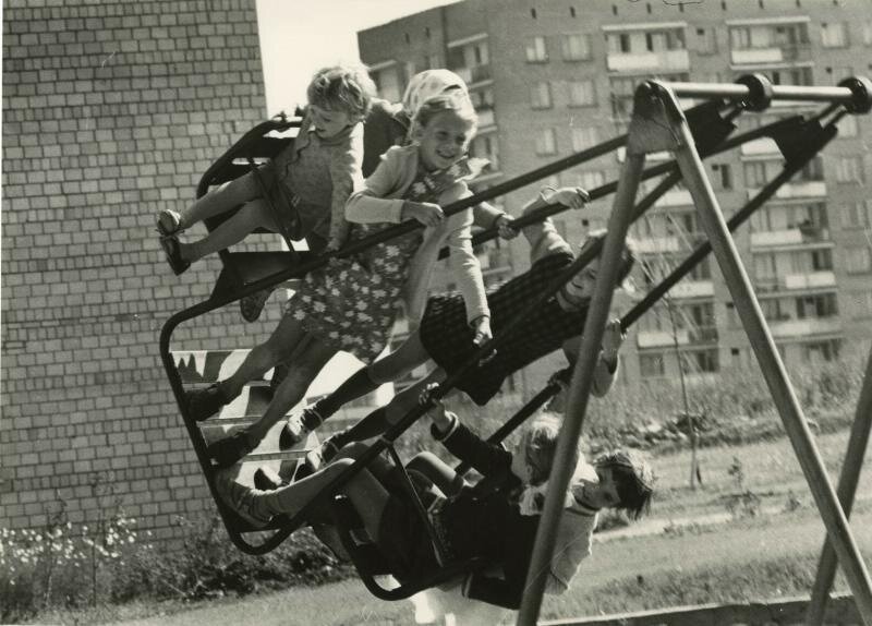 Дети катаются на качелях, 1970-е годы. Источник фото: russiainphoto.ru