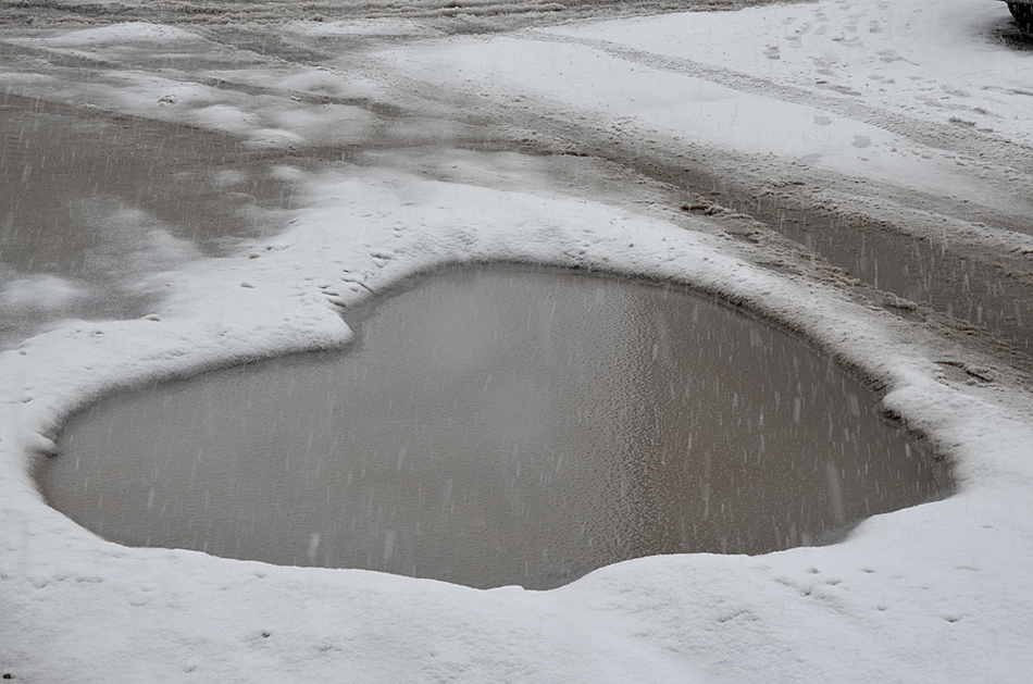 Село занесенное снегом оттаивает по немногу. Растаял. Отражение от воды. Растаявший слет на льду. Растаяла.